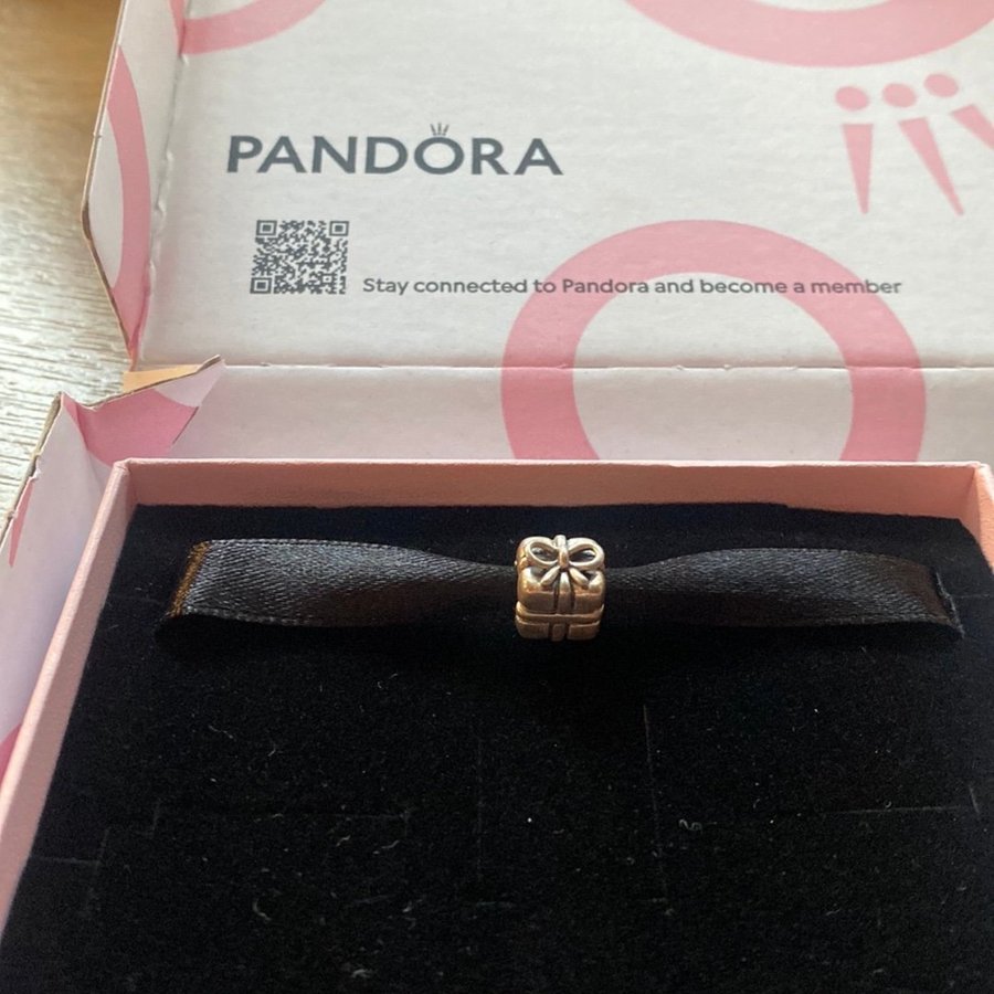 Pandora charm - present