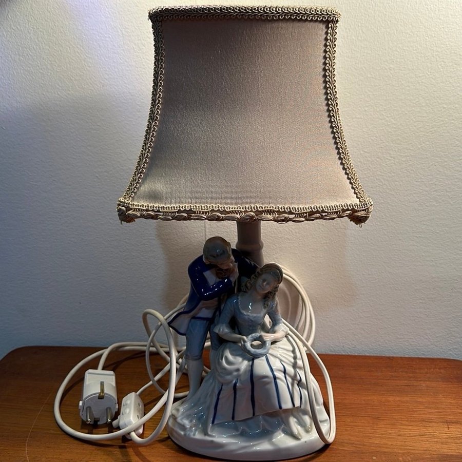 Vintage Tyskland Porslin bordslampa med statyett: Dame och Cavalier