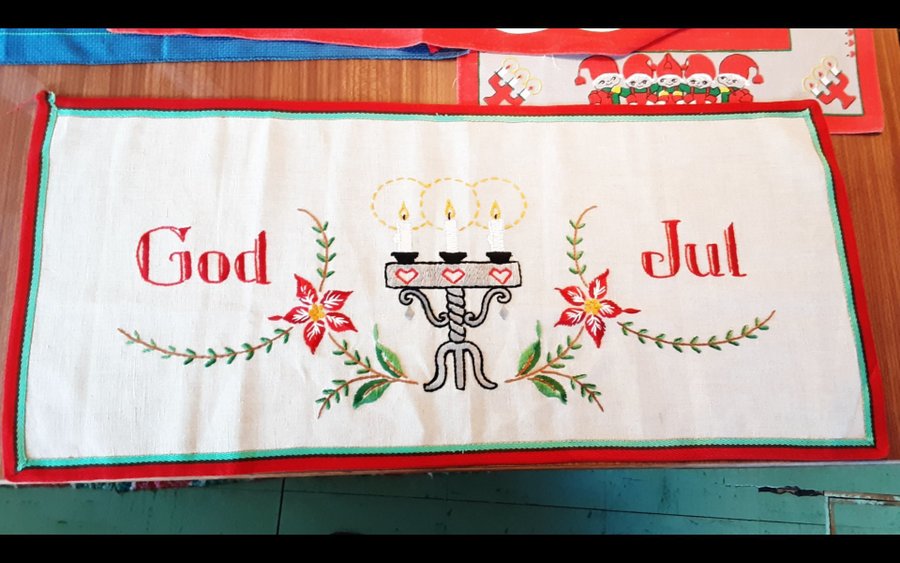 Broderad bonad / vepa med texten "God Jul" ljusstake julstjärnor