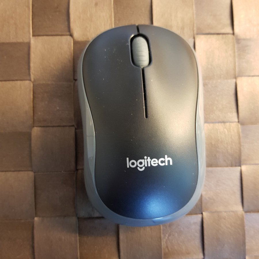 Logitech M185 trådlös mus med USB-sändare. Fungerar, men vet inte mer. L: 10 cm.