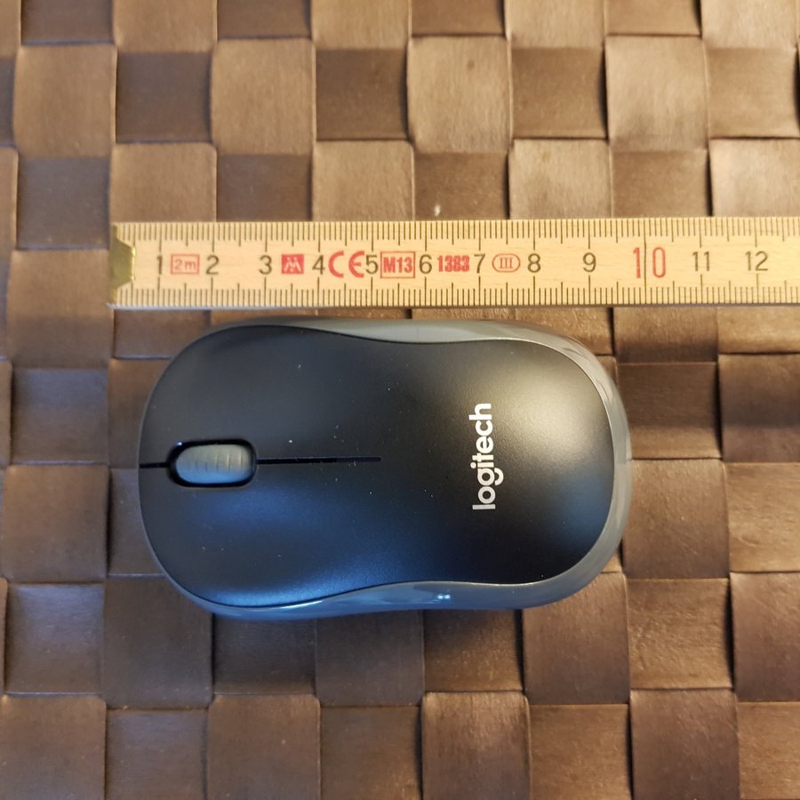 Logitech M185 trådlös mus med USB-sändare. Fungerar, men vet inte mer. L: 10 cm.