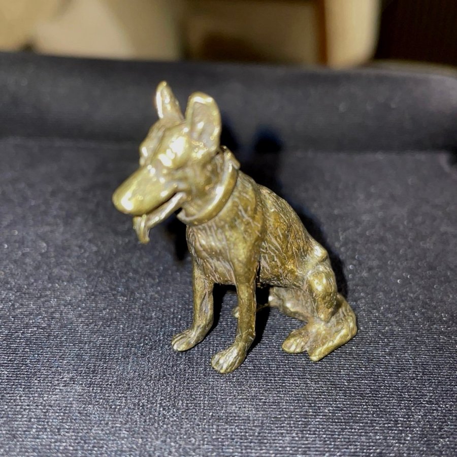 Söt liten hundfigur i mässing. 4 cm-H