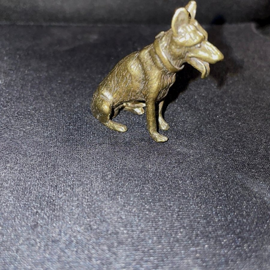 Söt liten hundfigur i mässing. 4 cm-H