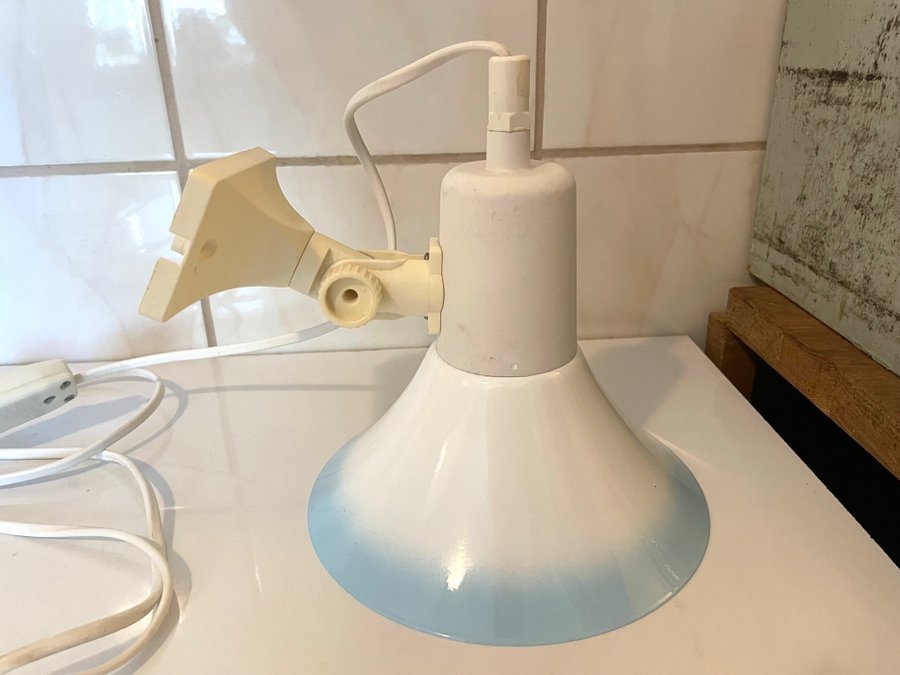 Retro vägglampa i metall, blå/vit