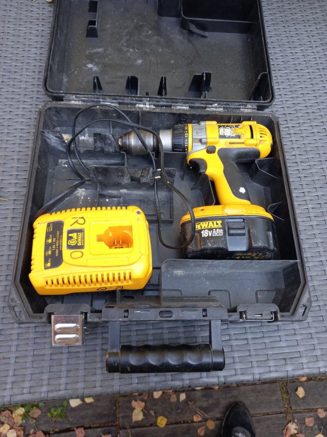 Borrskruvdragare Dewalt DC988 18V med Batteri Laddare se pa bilderna