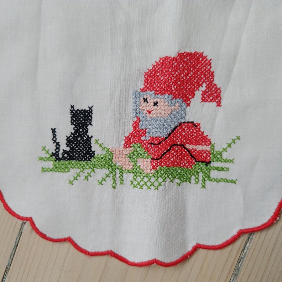 Broderad julgardin med tomtar och katter