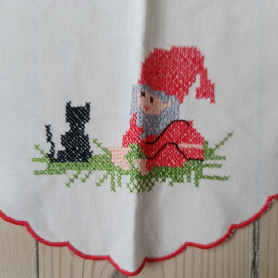 Broderad julgardin med tomtar och katter