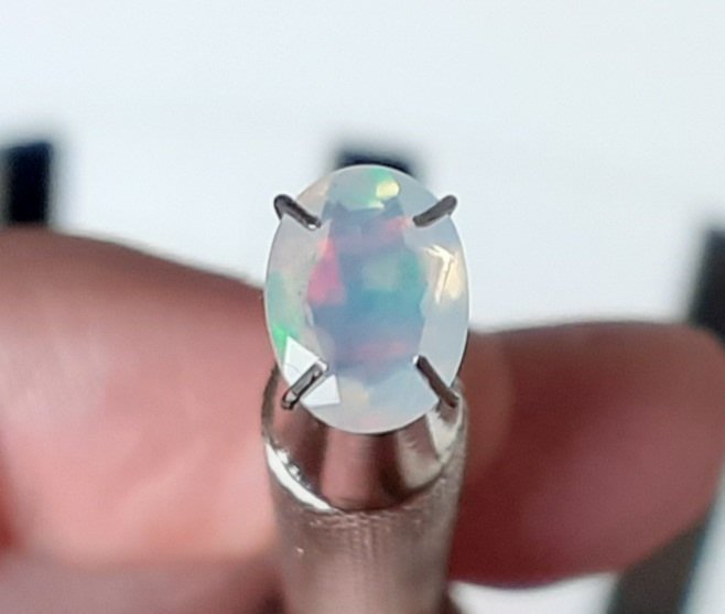 OPAL cabochon nr6 / facettslipad / hög kvalité! / ca 0,9 karat / Etiopisk opal