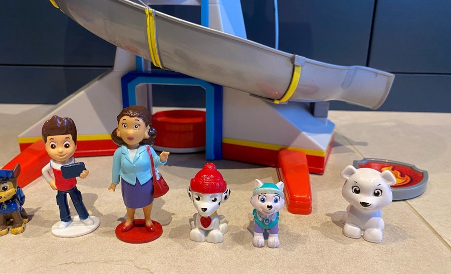 Paw patrol, utkikstorn samt figurer.