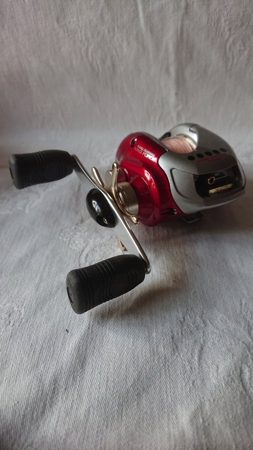 Daiwa Procaster Rojo 100H