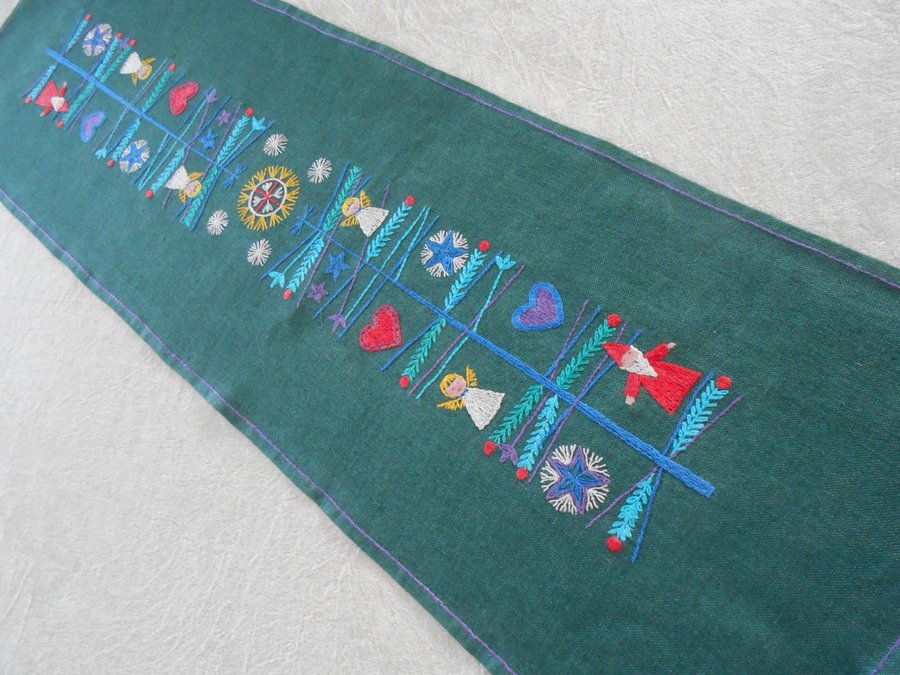 VACKER HANDBRODERAD RETRO LÖPARE JULMOTIV PÅ LINNE. 114 X 35 CM.