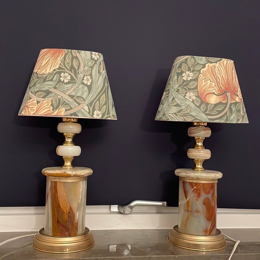 Vintage 2 st. Bordlampor i Onyx  Mässing Lampskärm Tapet William Morris