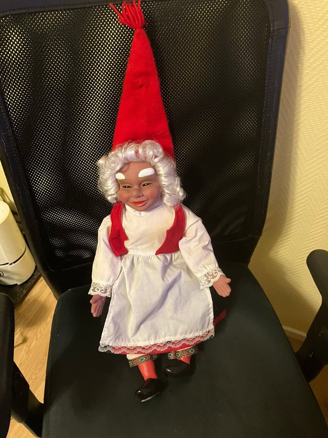 En tomtedocka i röd och svart klädsel 50 cm Santa doll Utpris 1 kr