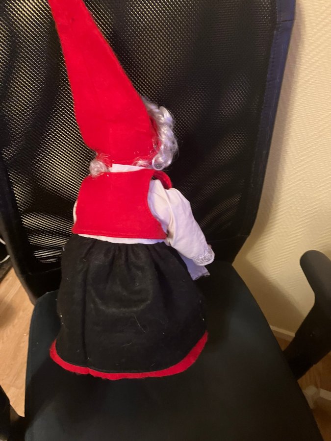 En tomtedocka i röd och svart klädsel 50 cm Santa doll Utpris 1 kr