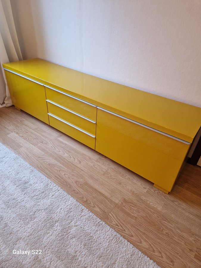 Ikea TV-bänk i gult