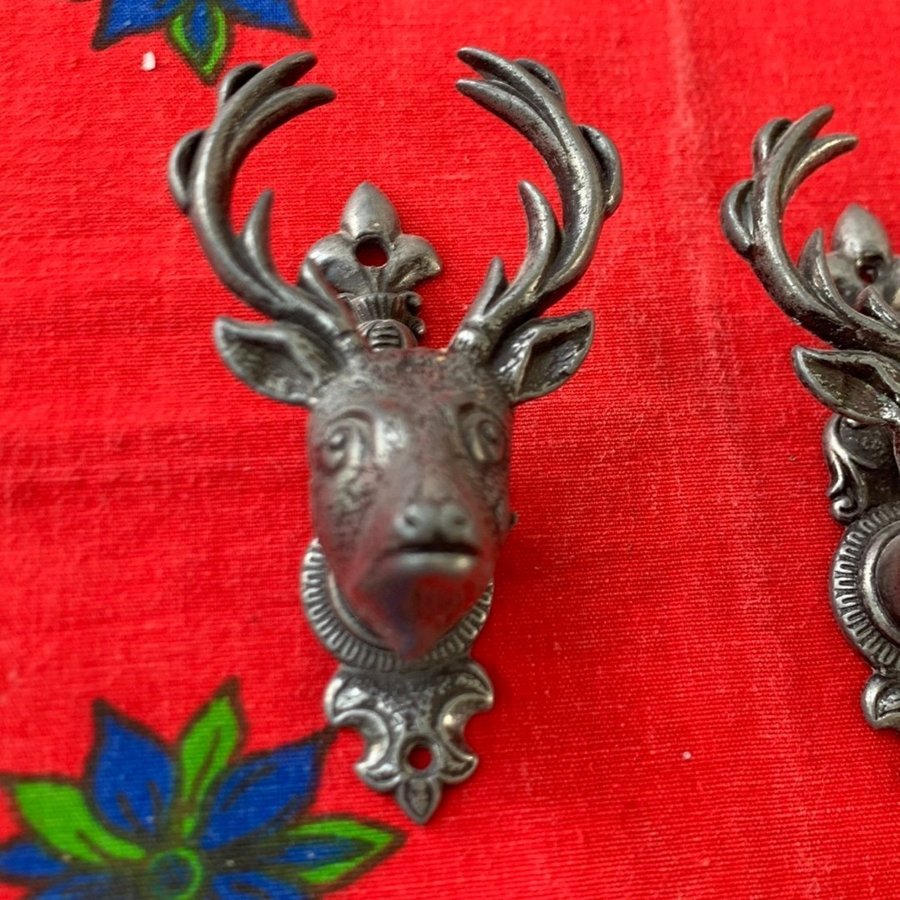 Set med 2 Vintage Deer Head Klädkrokar Garderobskrokar Metall | 2-delad