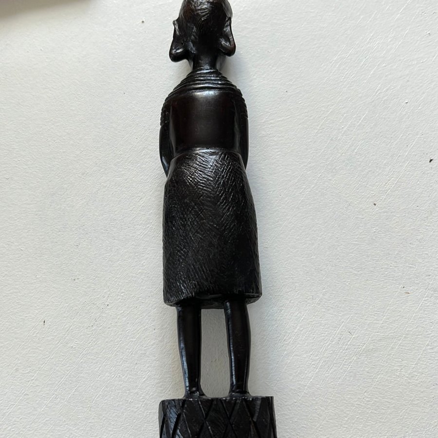 Afrikans handgjord träfigurer kvinna