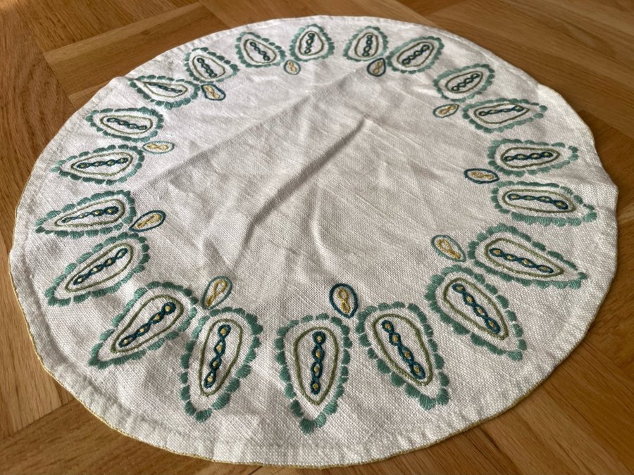 50-tal rund liten DUK broderad handbroderad lin linnetyg