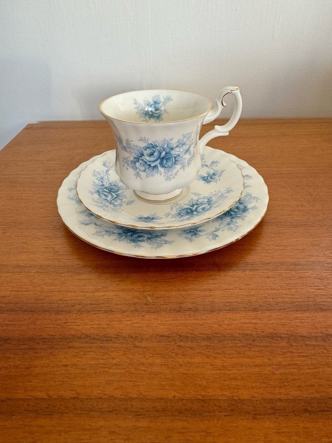 Royal Albert Windsor Rose Kopp med fat och assiett blå benporslin vintage retro