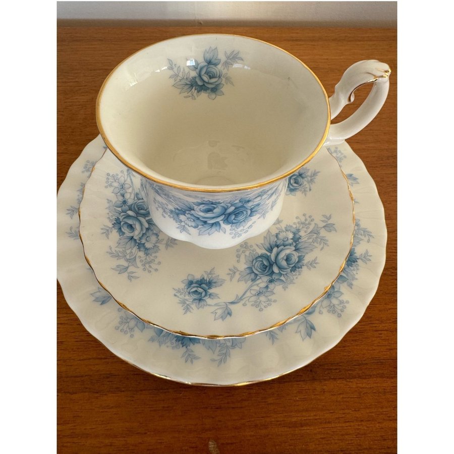 Royal Albert Windsor Rose Kopp med fat och assiett blå benporslin vintage retro