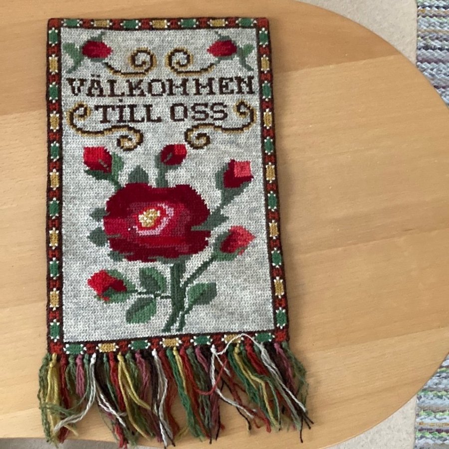 TVISTSÖMS bonad VÄLKOMMEN TILL OSS  Broderad med ullgarn 24 x 35 cm