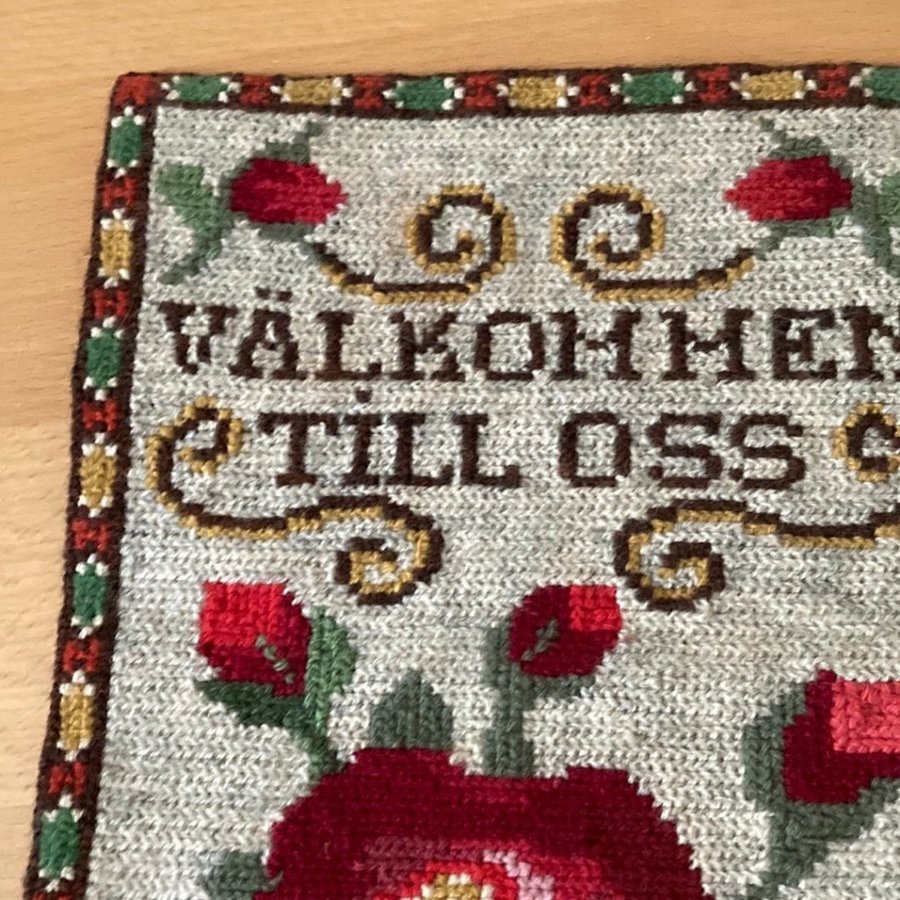 TVISTSÖMS bonad VÄLKOMMEN TILL OSS  Broderad med ullgarn 24 x 35 cm