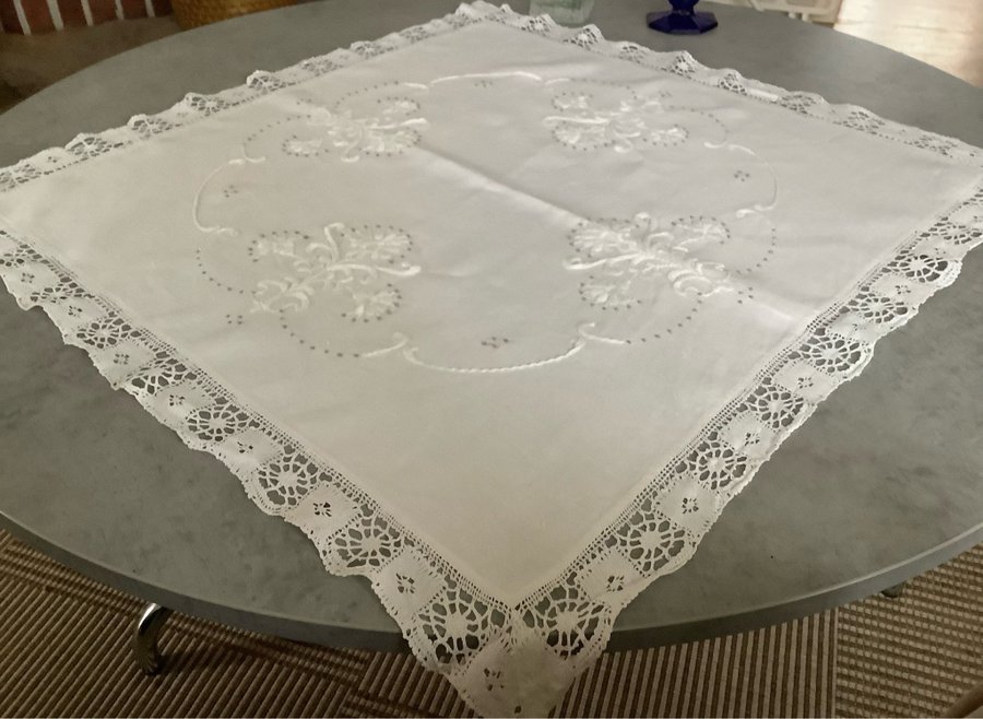 Ljuvlig handbroderad linneduk med knypplad spets**70 x 70 cm