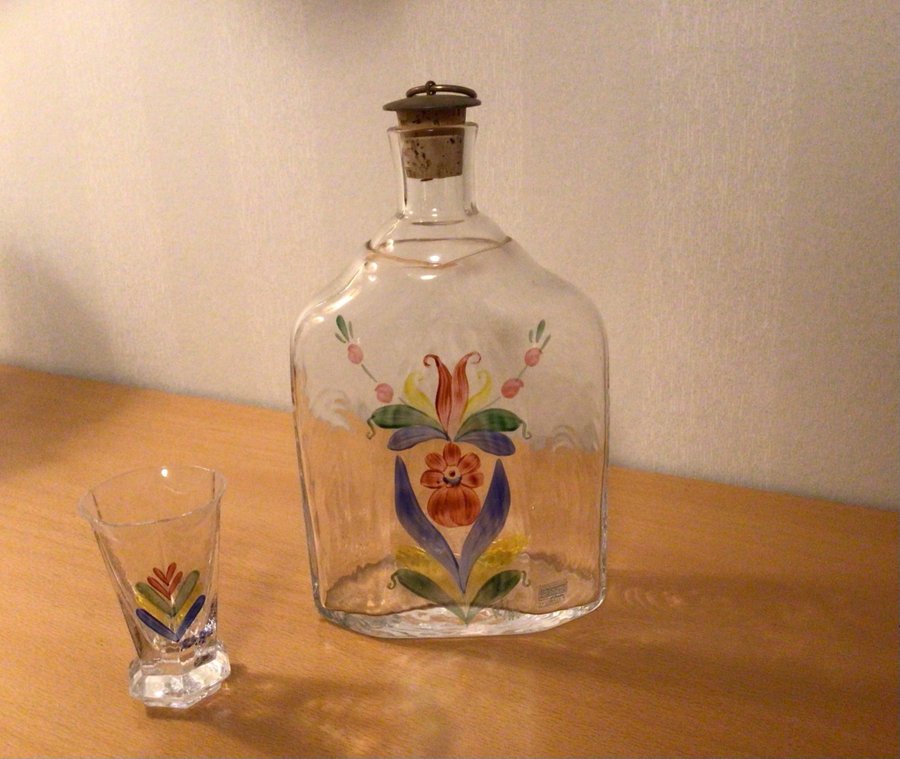 Glasflaska och litet glas för festliga tillfällen.