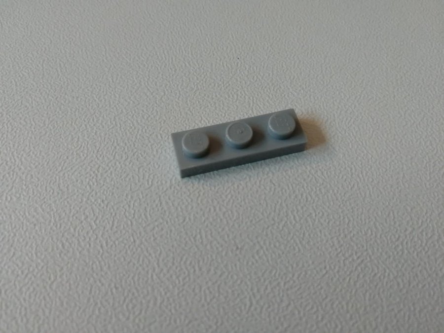 Lego - plate - platt - bas - 1x3 - part 3623 - ljusgrå (bluish)