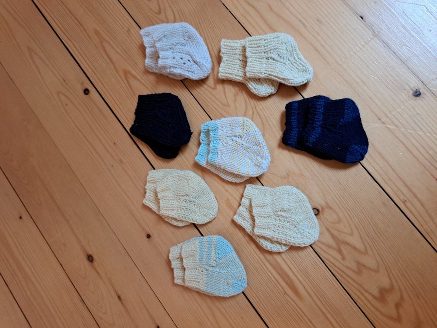 8 par handstickade sockor till Baby Born