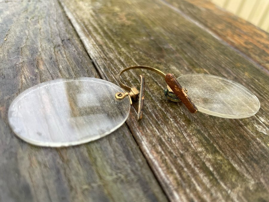 Pincené läs-glasögon i svart fodral Antik Vintage