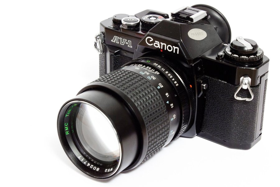 Canon AV-1 med objektiv med blixt ag