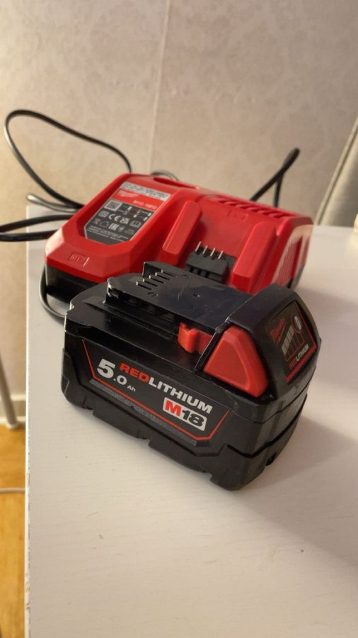 Milwaukee M18 5.0Ah batteri och en snabbladdare