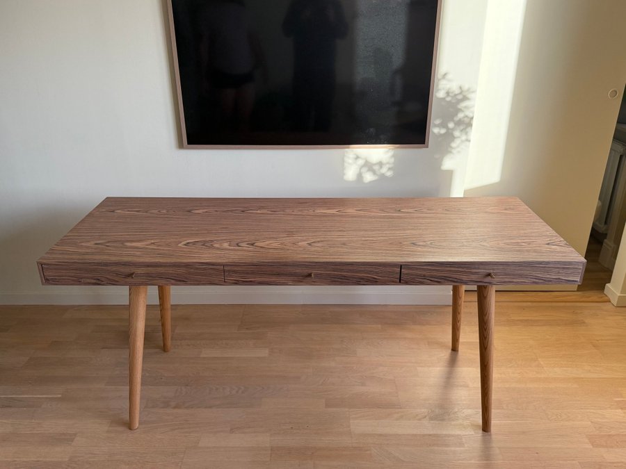 PBJ Designhouse. Snyggt skrivbord med tre lådor