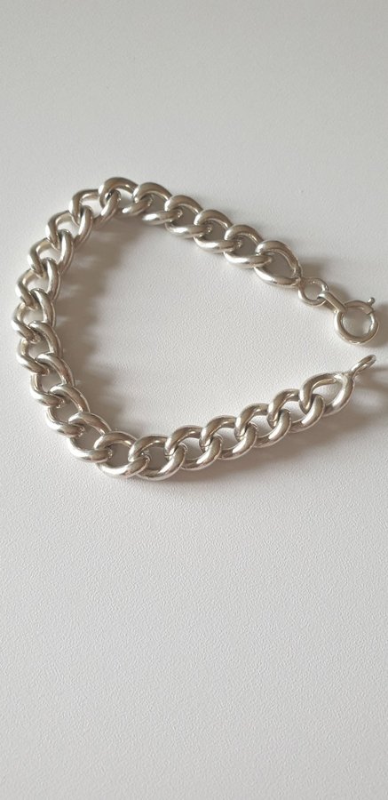 Ett riktigt fint massivt armband/länk i äkta silver /28gr längd 18cm