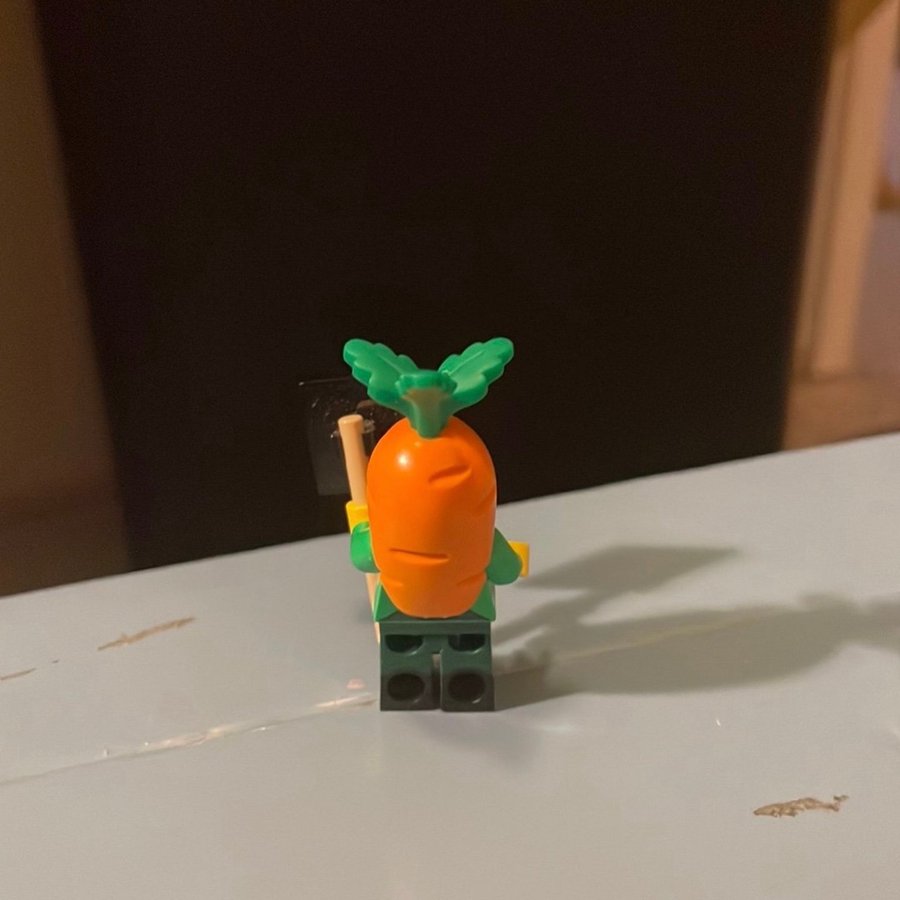 LEGO Minifigur - Morotsklädd Figur med Skylt