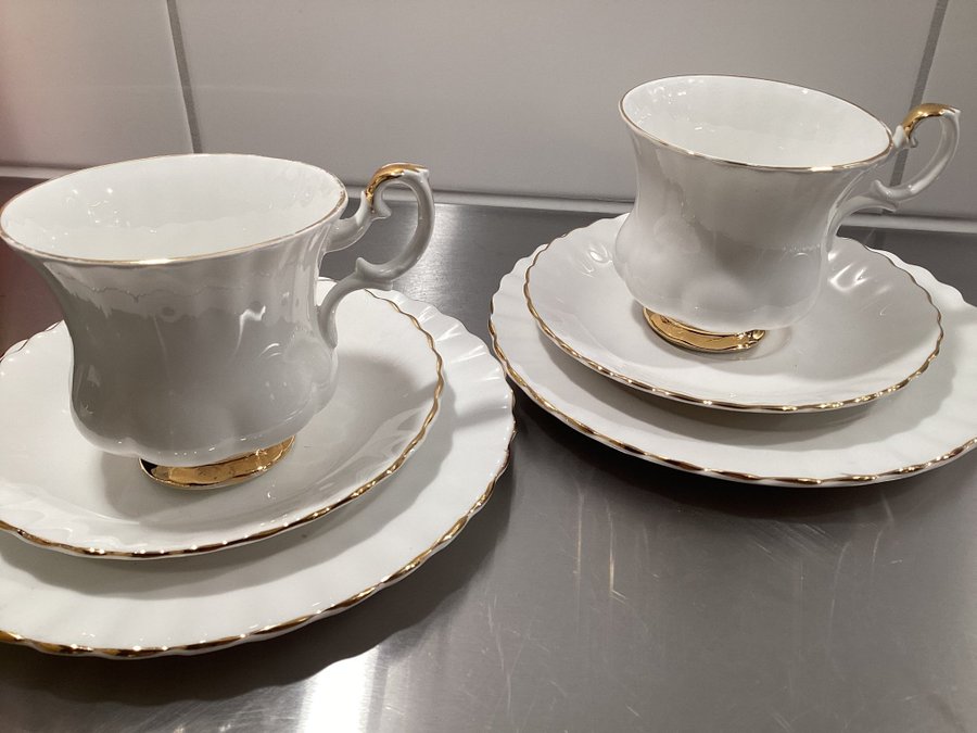 2 fantastiska koppar Royal Albert Val d'or England med fat och desserttallrik