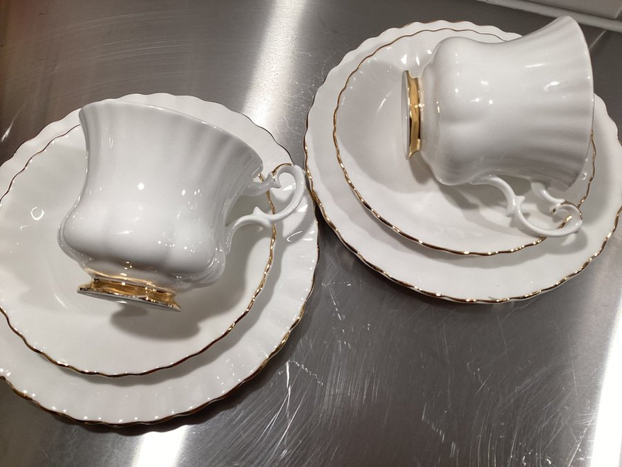 2 fantastiska koppar Royal Albert Val d'or England med fat och desserttallrik