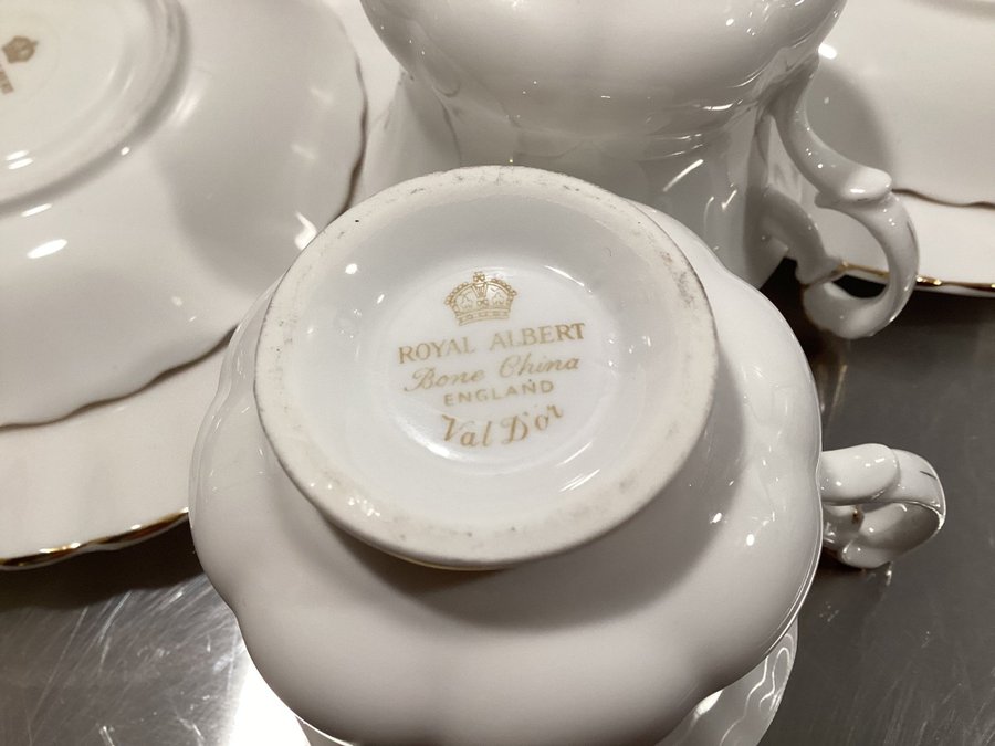 2 fantastiska koppar Royal Albert Val d'or England med fat och desserttallrik