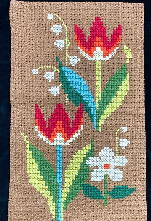 Väggbonad, retrotextil, korsstygn på grov väv, motiv med tulpaner, 37 x 63 cm