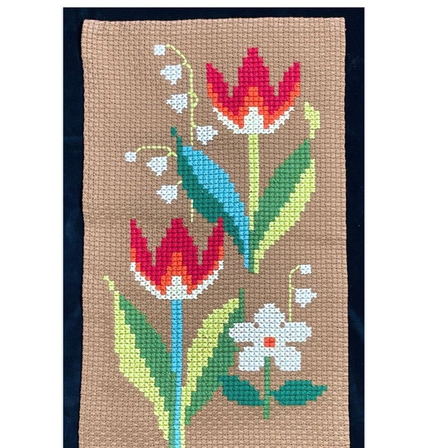 Väggbonad, retrotextil, korsstygn på grov väv, motiv med tulpaner, 37 x 63 cm