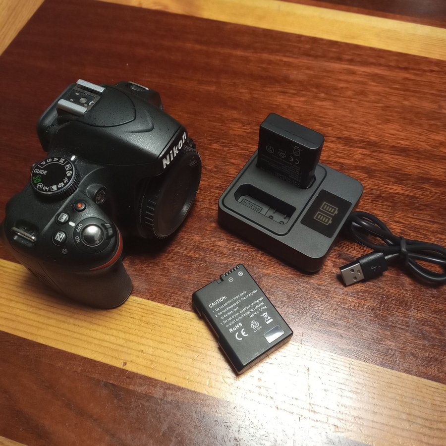 Nikon D3200 med 2 batterier och en dubbel laddare