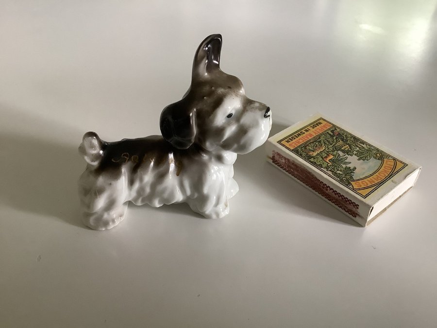 Underbar Skotsk terrier hund porslin figurin antik souvenir