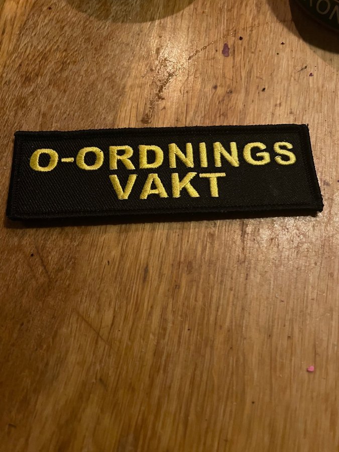 Häftigt tygmärke perfekt på festen eller hundpromenaden "iron on" O Ordningsvakt