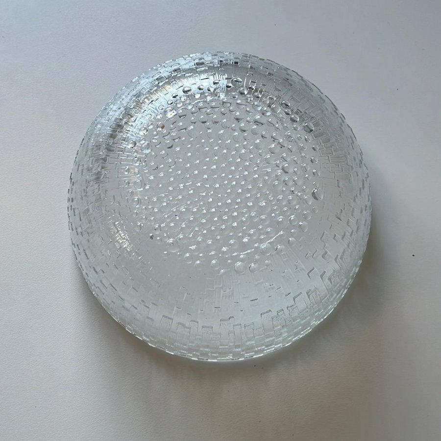 Stor serveringskål i serien Ultimathule från Iittala