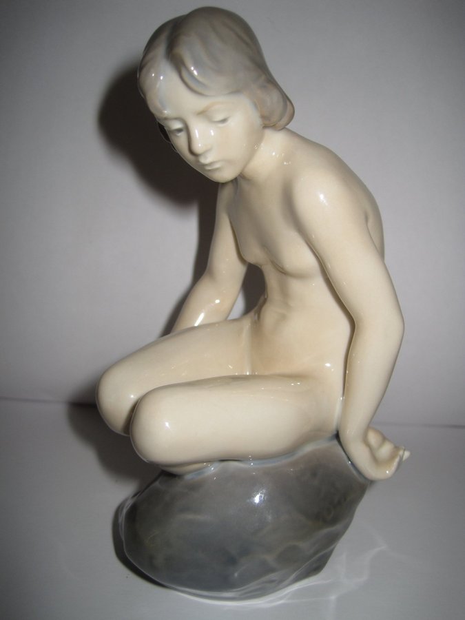 Royal Copenhagen, Figur - Flickan på stenen, kunglig dansk