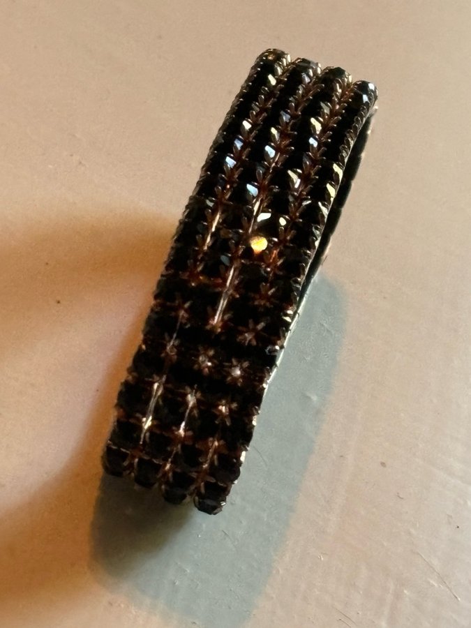 Armband, svart, strass, 30 kr