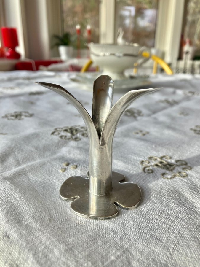 Ljusstake vintage liljan med klöverfot stämplad nysilver