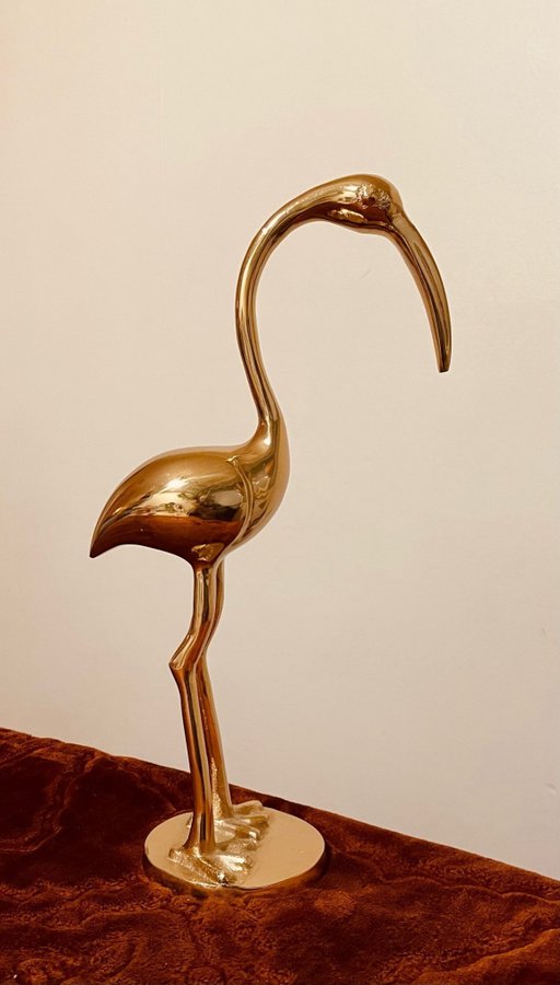 Vacker Flamingo guldfärgad prydnadsfågel av aluminium. Blank/polerad finish.