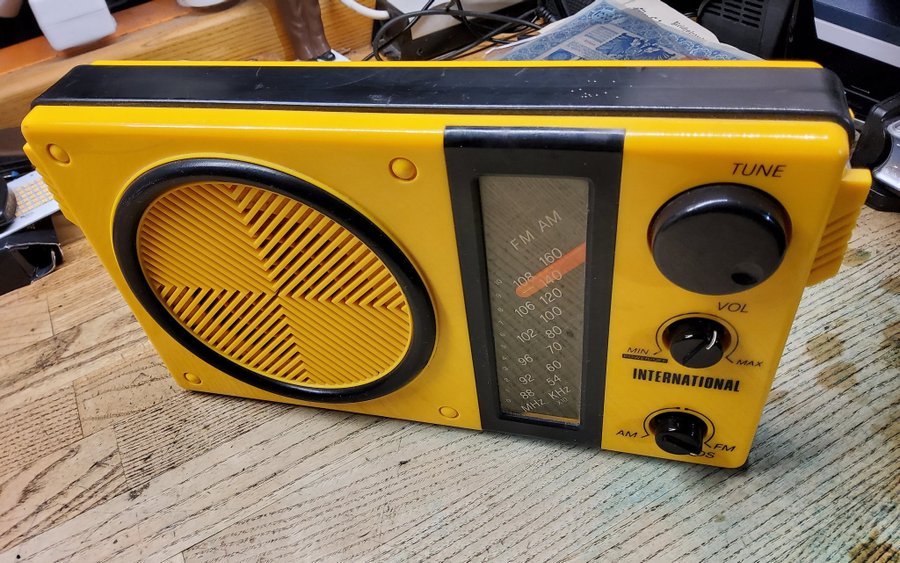 BORDSRADIO VINTAGE BATTERIDRIVEN INTERNATIONAL WESTMINSTER